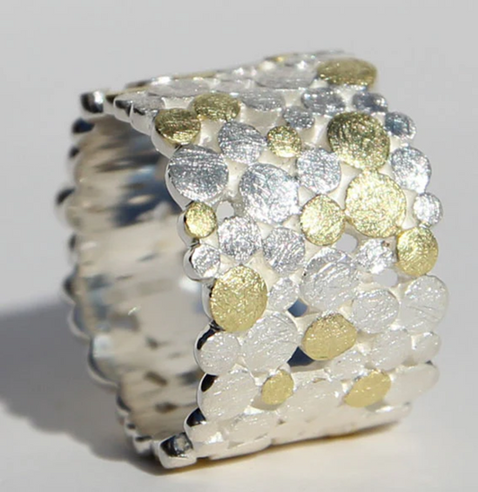 Silberring Constella 16 mm aus 925 Sterlingsilber mit 18ct Gelbgold-Akzenten, Punktdesign erinnert an Sternenkonstellation.