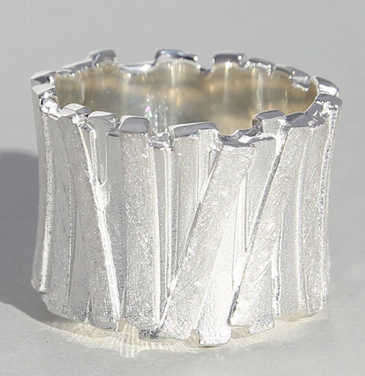 Silberring Eldorado aus 925 Sterling Silber mit archaischer Form und markanter Oberfläche.