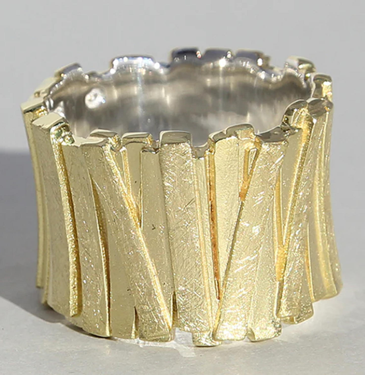 Silberring Eldorado, 18ct vergoldet - breiter, strukturierter Ring mit vertikalen Goldleisten