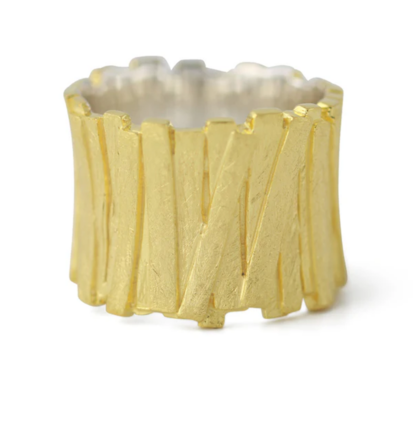 Silberring Eldorado, 18ct vergoldet: breites, strukturiertes Goldband mit markanter Oberfläche.