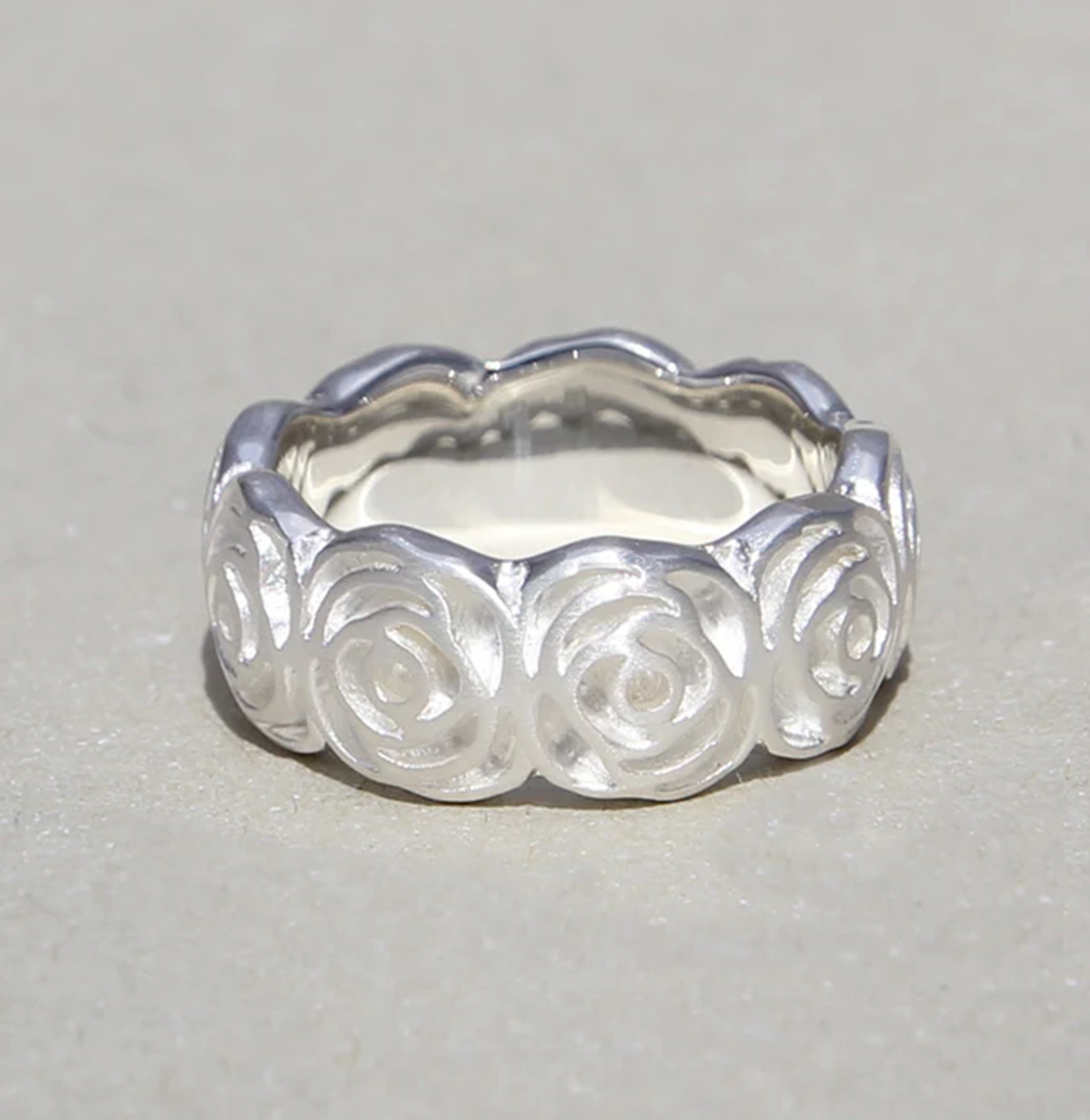 Silberring Rose aus 925er Sterling Silber mit Rosendesign und floralen Reliefs.