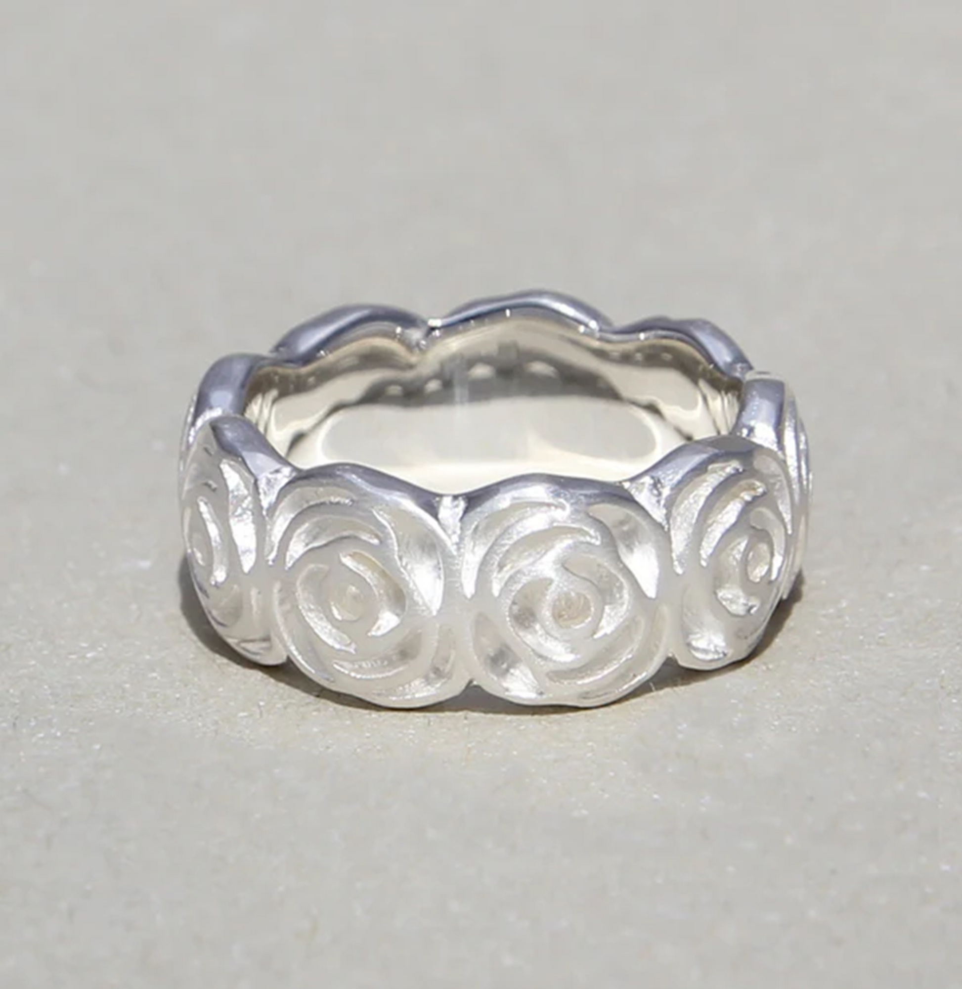 Silberring Rose aus 925er Sterling Silber mit Rosendesign und floralen Reliefs.