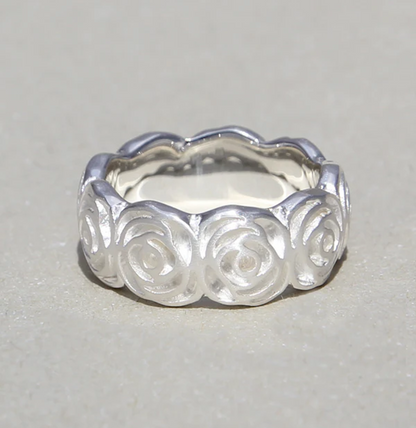 Silberring Rose aus 925er Sterling Silber mit Rosendesign und floralen Reliefs.