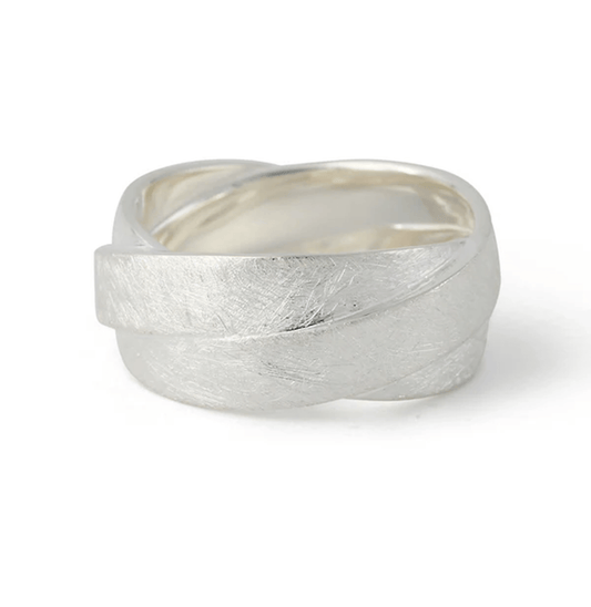 Silberring Essenza aus 925 Sterling Silber, handgefertigt, modernes Design mit zeitloser Eleganz und überkreuzter Struktur.