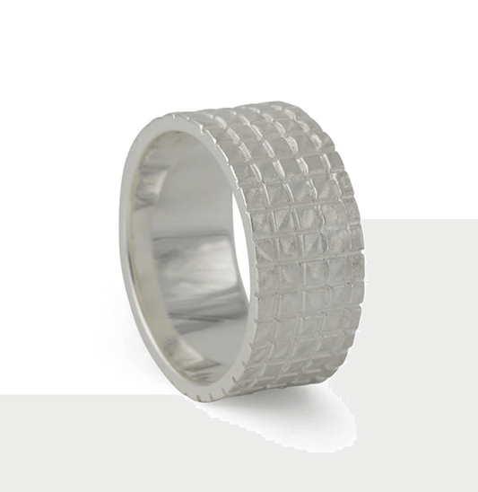 Silberring Kachel mit quadratischem Kachelrelief aus mattiertem 925 Sterling Silber, breites Band