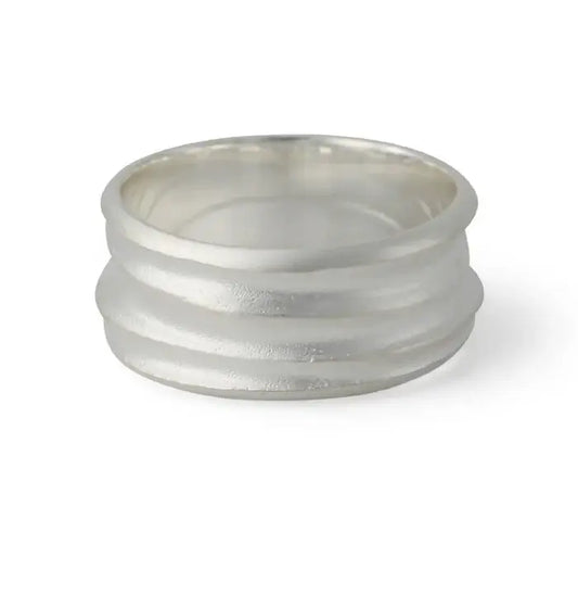 Silberring Furche mit dreifach gerillter Struktur - klare Form, modernes Handwerk, charakterstarkes Alltagsstück.