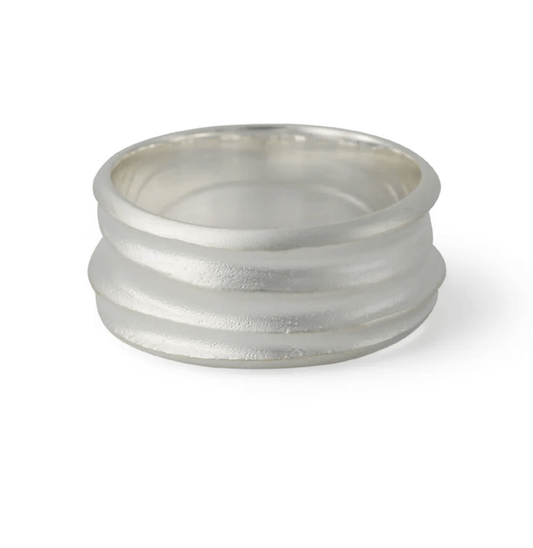 Silberring Furche mit dreifach gerillter Struktur – modernes, charakterstarkes Alltagsstück