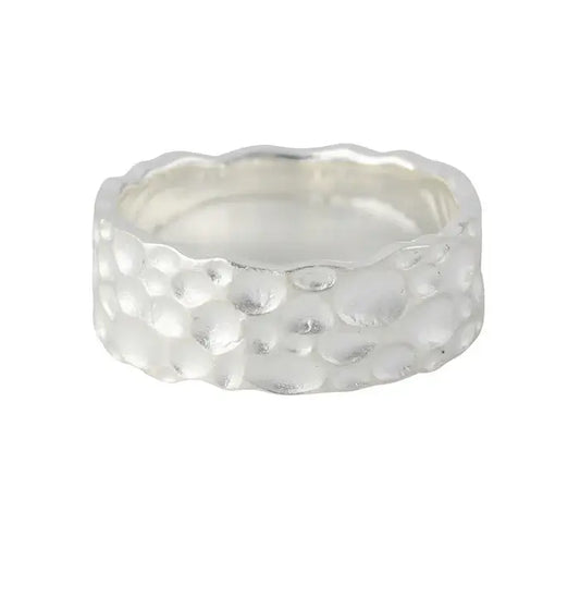 Silberring Moon aus 925 Sterling Silber, breite, plastisch gehämmerte Oberfläche mit organischer Struktur.