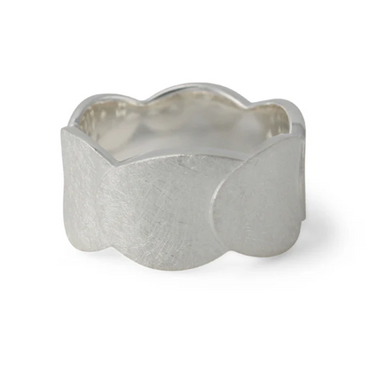 Silberring Kaskade mit fließendem, organischem Design und sanften Wellen; mattes Silberfinish.