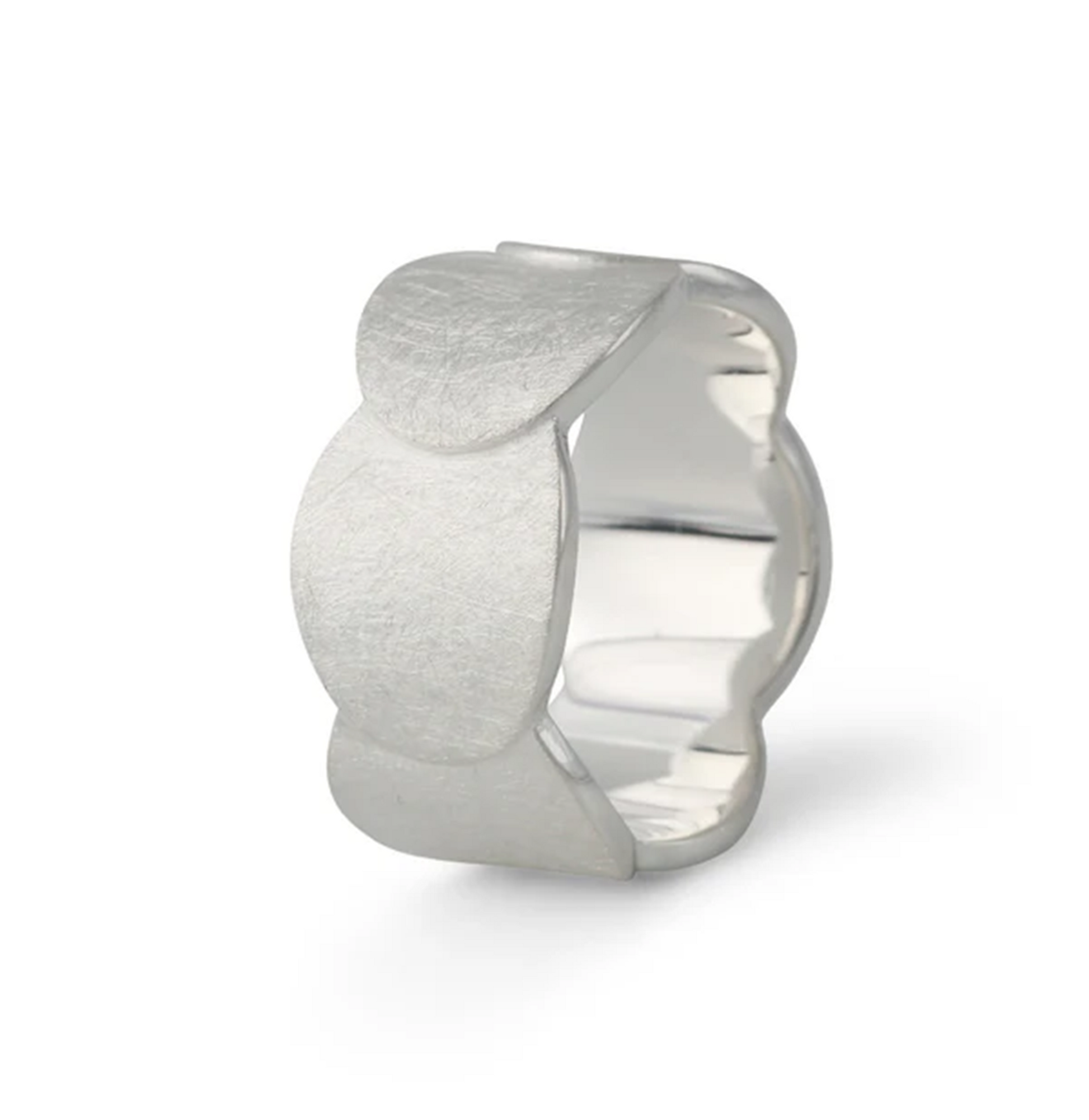 Silberring Kaskade: fließendes, organisches Design mit weich geschwungenen Elementen in matt-silberner Optik.