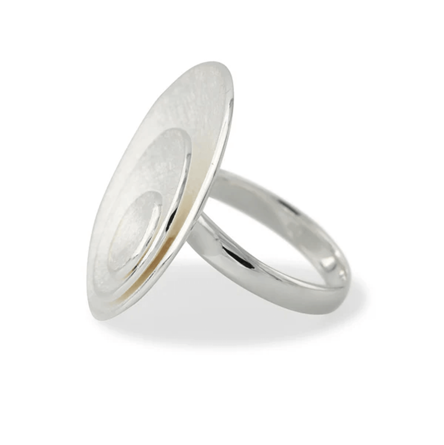 Silberring Armonia: großer flacher Scheibenkopf mit strukturierter Oberfläche auf silbernem Ringband.