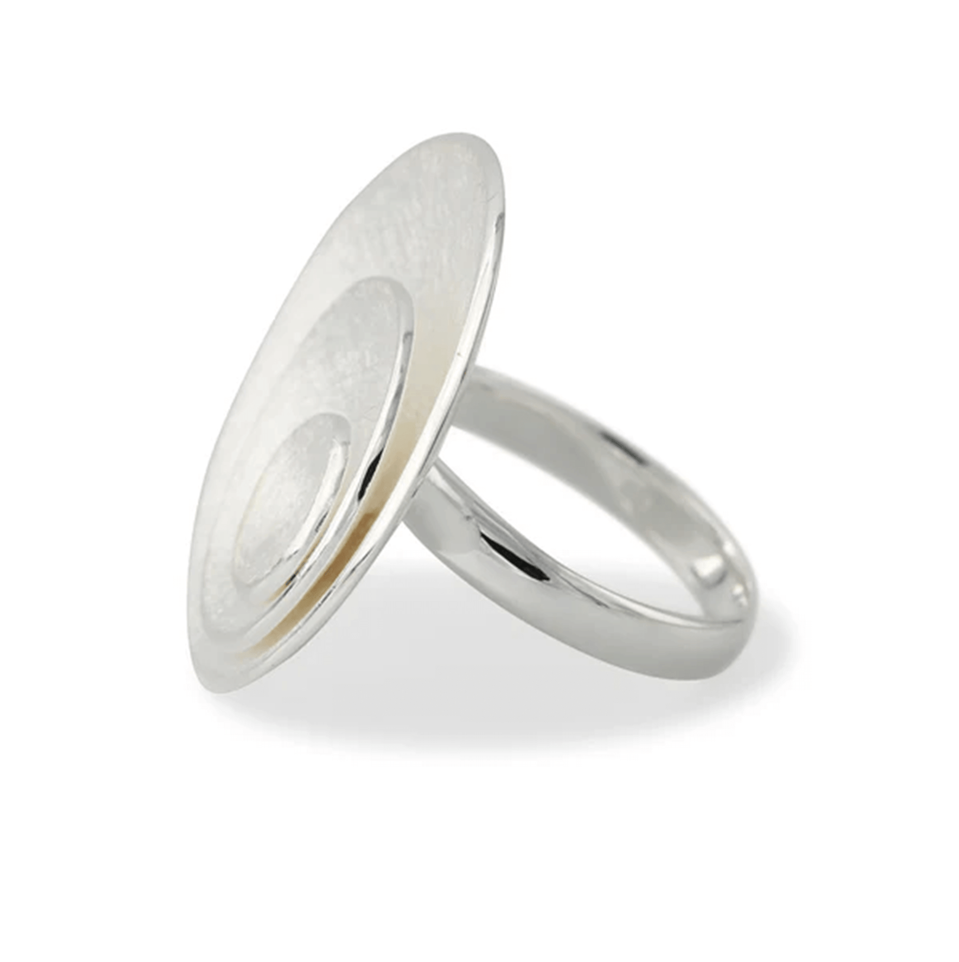 Silberring Armonia: großer flacher Scheibenkopf mit strukturierter Oberfläche auf silbernem Ringband.