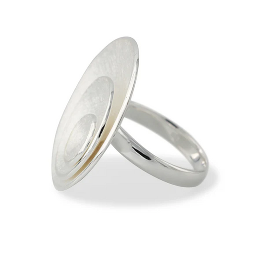 Silberring Armonia: großer flacher Scheibenkopf mit strukturierter Oberfläche auf silbernem Ringband.
