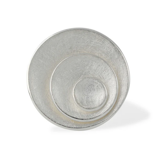 Silberring Armonia mit harmonisch abgestuften Scheibenformen und dreifach gearbeiteter Schalenstruktur – ausdrucksstarker Look.