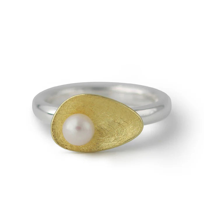 Vergoldeter Silberring Lunaris mit 5-mm-Süßwasserperle in goldveredelter Tropfenfassung