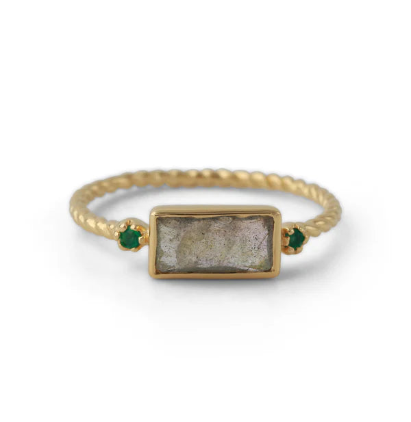 Silberring mit Labradorit-Rechteckstein, grüner Onyx-Akzent, 18ct vergoldet, gedrehte Ringschiene.