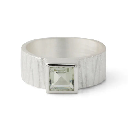 Silberring mit quadratischem Prasiolith (6x6 mm) und vertikal geriffelter Bandfassung