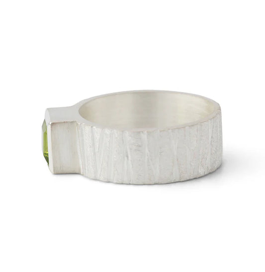 Silberring mit quadratischem Peridot (6x6 mm) im Campur-Design, strukturierte Silberband-Oberfläche.