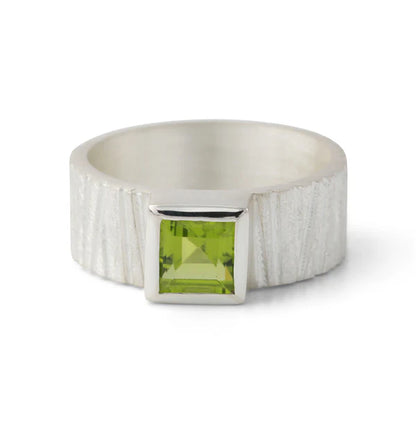 Schmuck Set Peridot Verde: Ring mit grünem Peridot, strukturierter 925er Silber, architektonisches Design.