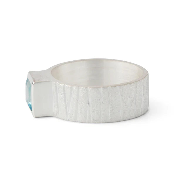 Silberring mit hellblauem Topas (6x6 mm) in geometrischer Fassung, Campur Design, handgefertigt in Deutschland.