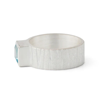 Silberring mit hellblauem Topas (6x6 mm) in geometrischer Fassung, Campur Design, handgefertigt in Deutschland.