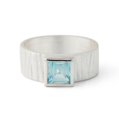 Silberring mit hellblauem Topas (6x6 mm) in geometrischer Fassung, Campur Design, handgefertigt in Deutschland.
