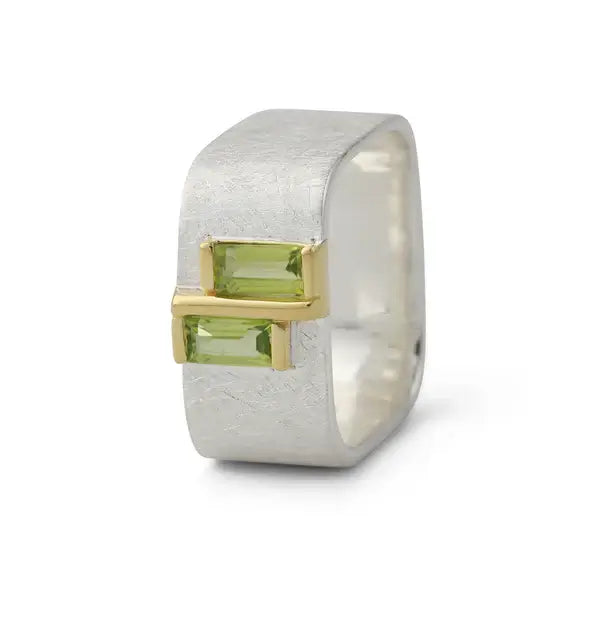 Silberring 925 mit Peridot, 18ct vergoldet, zwei baguette-Schliff-Peridoten, strukturierte Oberfläche