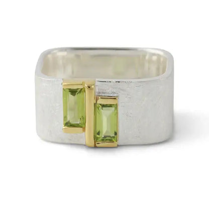 Silberring mit zwei 6x3 mm Peridot-Steinen, 18ct vergoldete Akzente, strukturierte Oberfläche, Baguette-Schliff