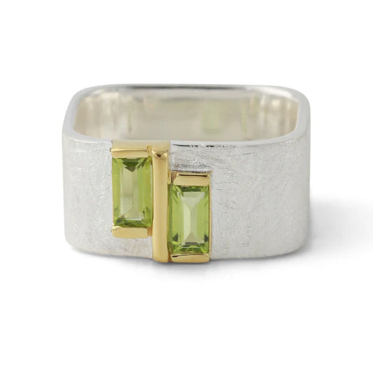 Silberring mit zwei 6x3 mm Peridot-Steinen, 18ct vergoldete Akzente, strukturierte Oberfläche, Baguette-Schliff