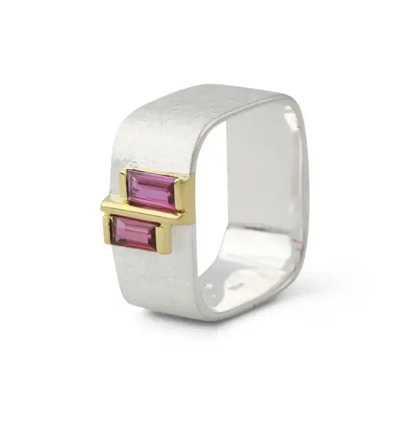 Silberring mit Rhodolithen, zwei pinkviolette Baguette-Steine, 18ct vergoldet, strukturierte Oberfläche