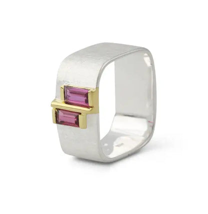 Silberring mit Rhodolithen, zwei pinkviolette Baguette-Steine, 18ct vergoldet, strukturierte Oberfläche