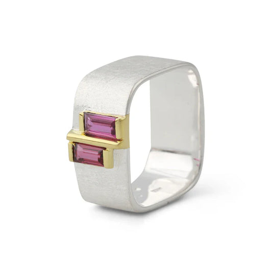 Silberring mit Rhodolithen, zwei pinkviolette Baguette-Steine, 18ct vergoldet, strukturierte Oberfläche