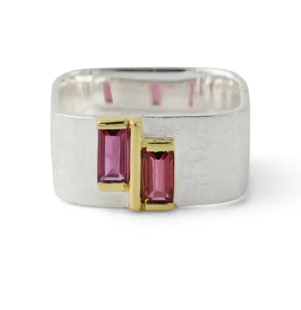 Silberring (925) mit zwei beerenfarbigen Rhodolithen im Baguette-Schliff, 18ct vergoldet, strukturierte Oberfläche.