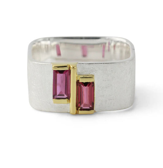 Silberring (925) mit zwei beerenfarbigen Rhodolithen im Baguette-Schliff, 18ct vergoldet, strukturierte Oberfläche.