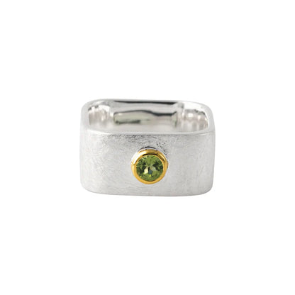 Silberring 925 mit Peridot, 18k vergoldet – breiter mattierter Ring mit goldener Fassung