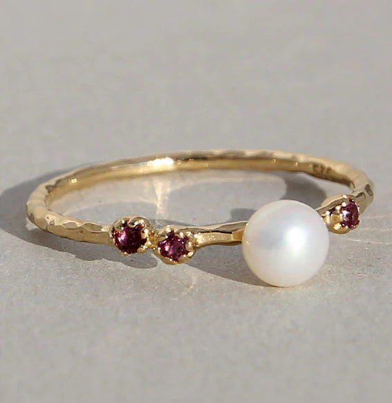 Vergoldeter Silberring mit Rhodolith und Süßwasserperle - Perla d'Oro