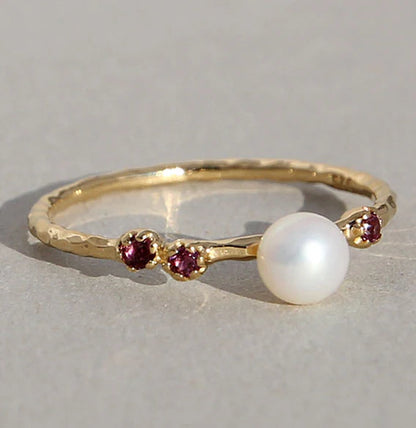 Vergoldeter Silberring mit Rhodolith und Süßwasserperle - Perla d'Oro