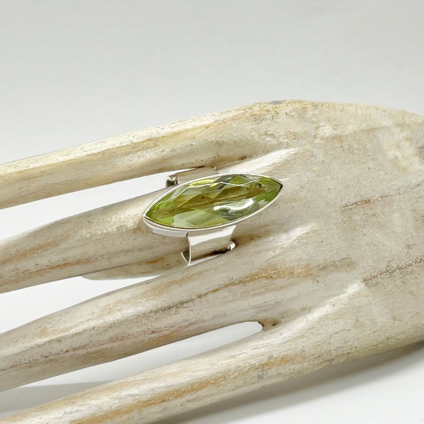 Ring mit navetteförmigem hellgrünen Obsidian, 1 × 3 cm, silberne Fassung