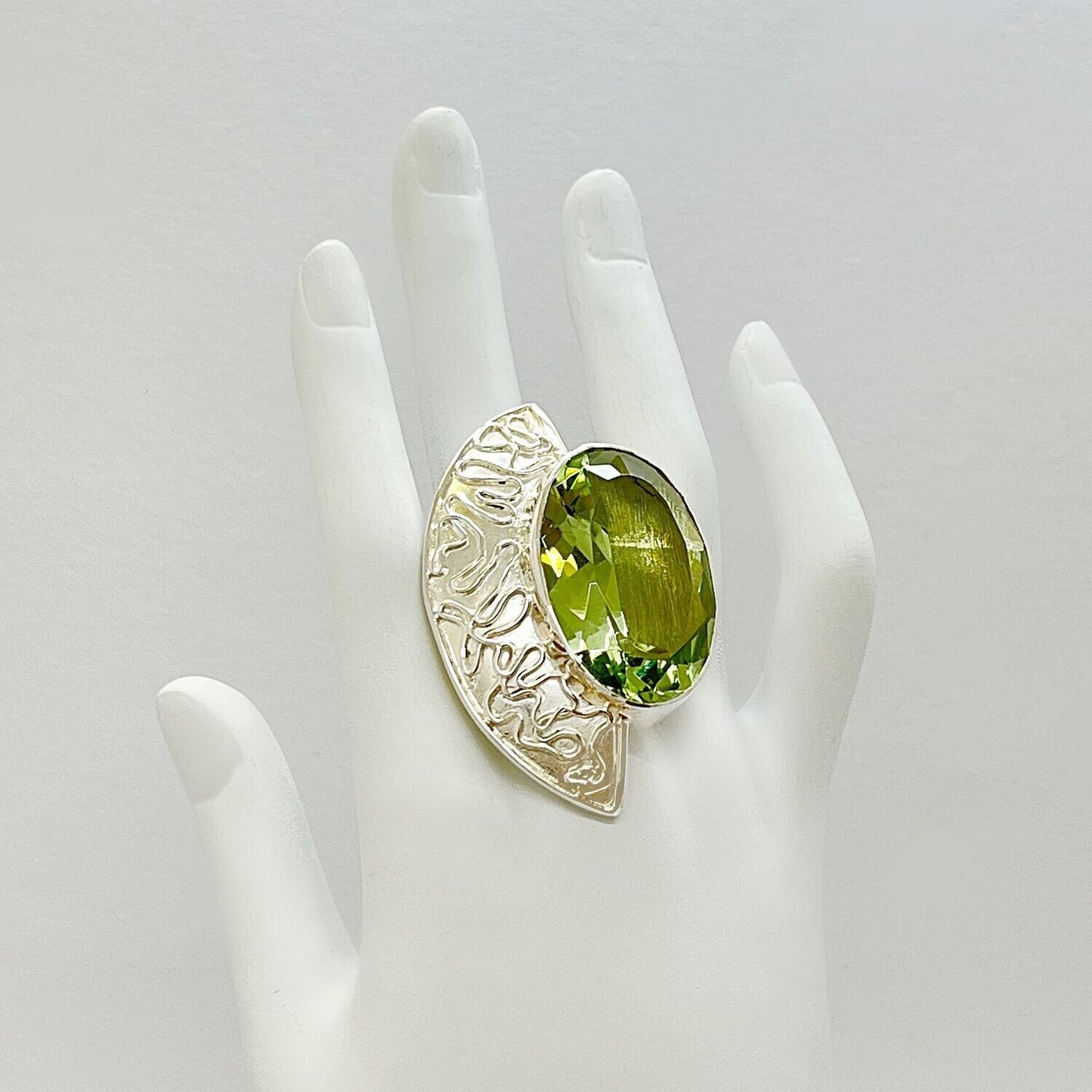 Ring Obsidian lichtgrün oval Elegant Shield – handgefertigter Silberschmuck mit grünem Ovalstein