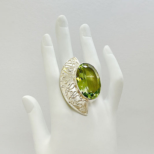 Ring Obsidian lichtgrün oval Elegant Shield – handgefertigter Silberschmuck mit grünem Ovalstein