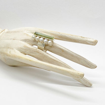Silberring 925er mit hellgrünem rechteckigem Obsidian und Perlen – Elegant Line, präsentiert auf Knochenhand