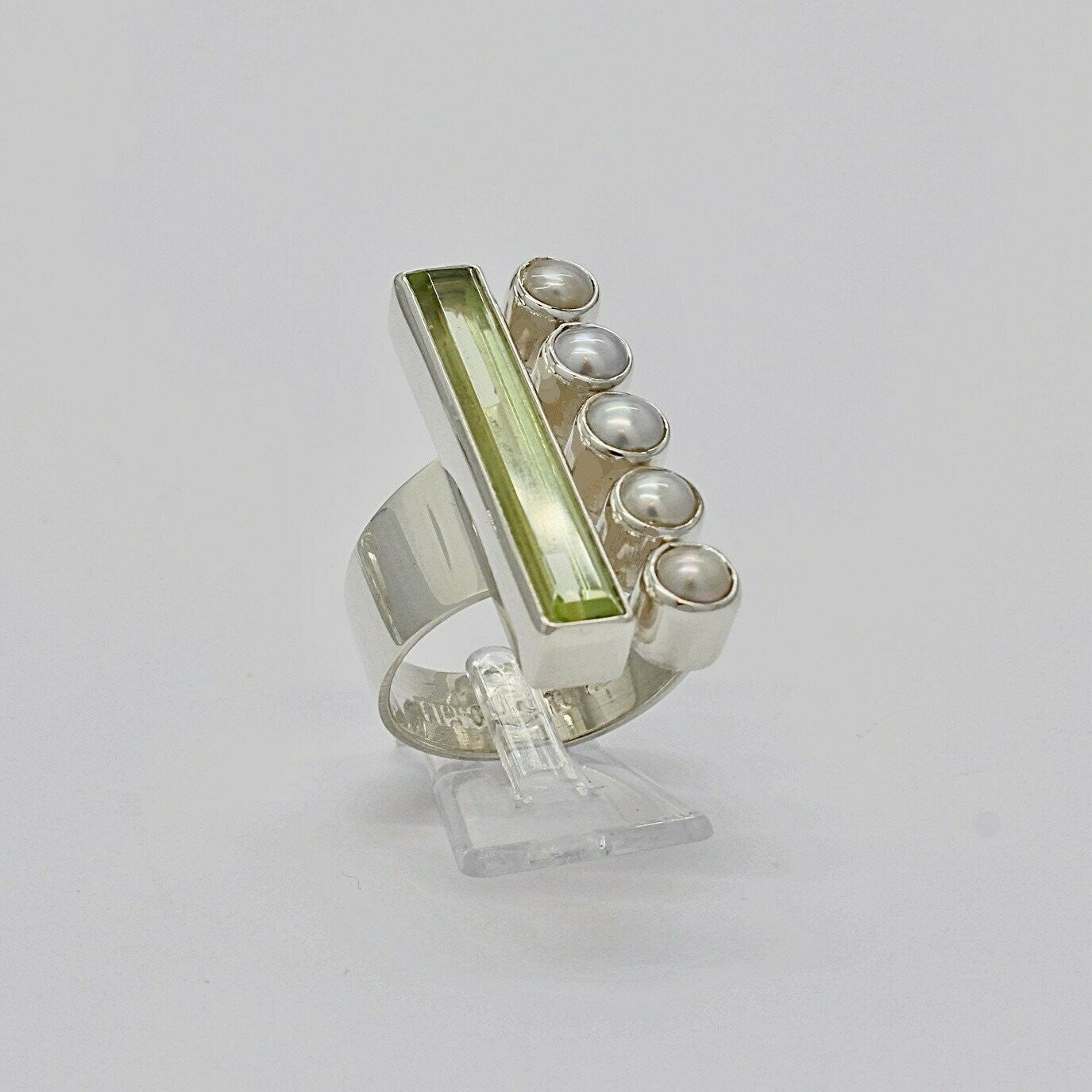 Silberring 925 mit hellgrünem rechteckigem Obsidian und Perlenreihe – elegantes lineares Design.