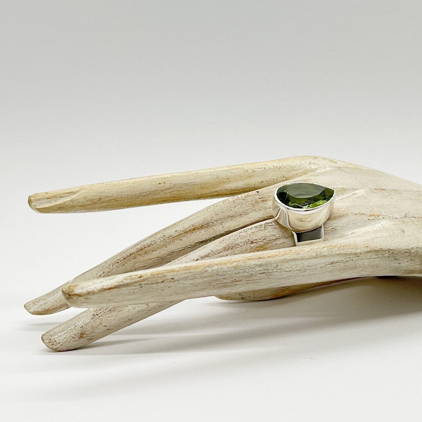 Ring Obsidian lichtgrün Tropfen, 1,5 x 2 cm, aus 925er Silber, facettiert, elegante Edelsteinwirkung.