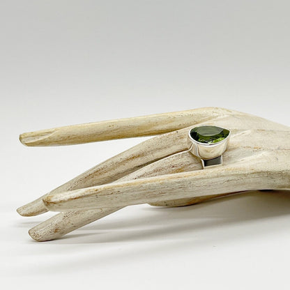 Ring Obsidian lichtgrün Tropfen, 1,5 x 2 cm, aus 925er Silber, facettiert, elegante Edelsteinwirkung.