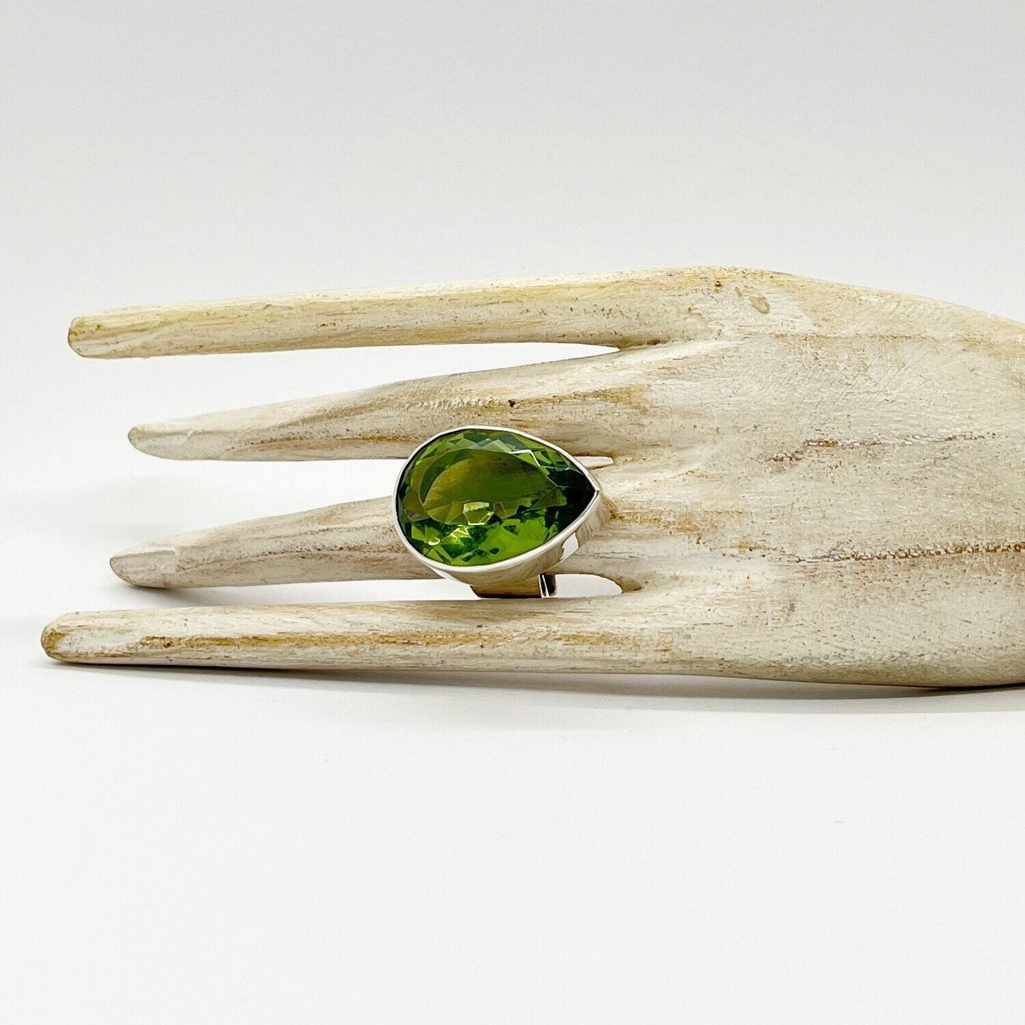 Ring Obsidian lichtgrün Tropfen, 2 x 3 cm, Sterling-Silberfassung, grüner facettierter Tropfenstein.