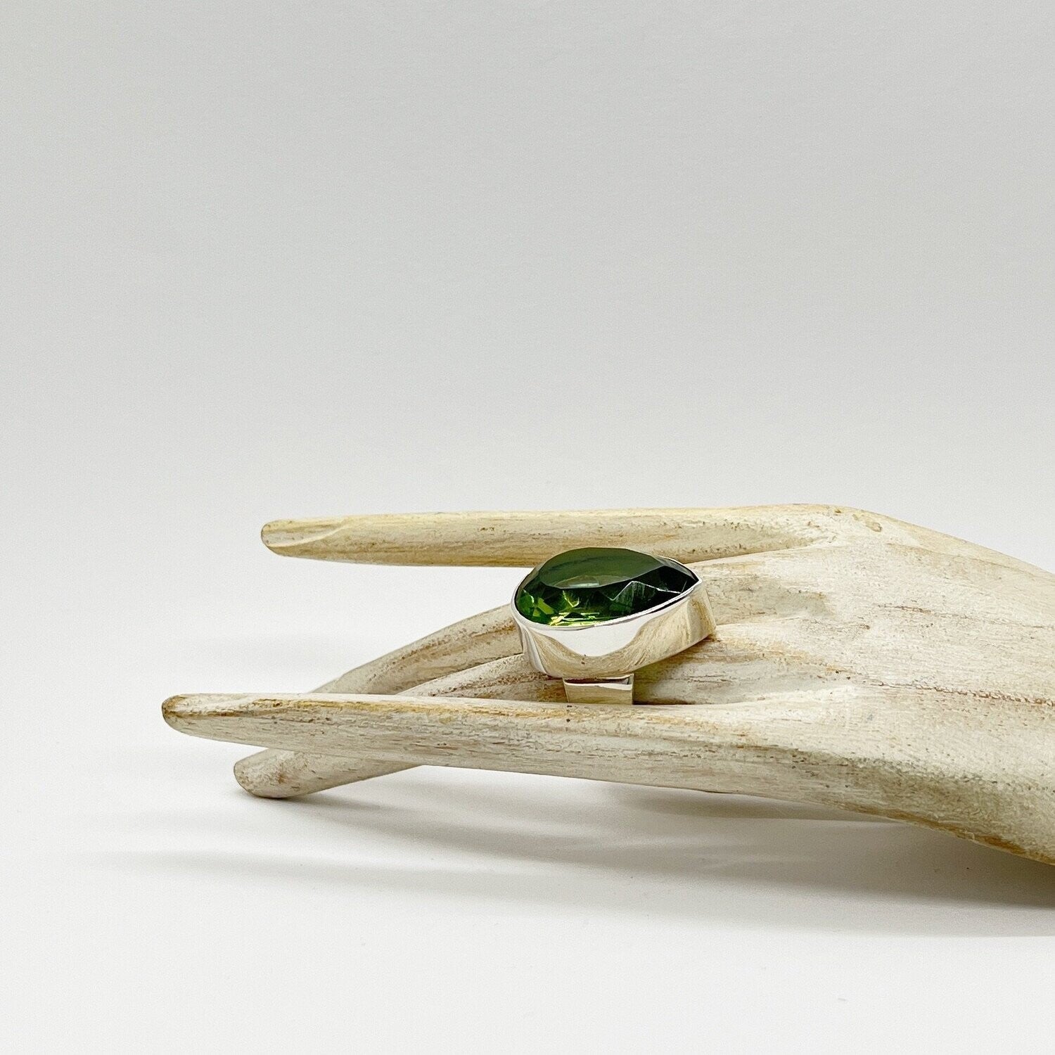 Ring Obsidian lichtgrün tropfen – 2 x 3 cm aus 925er Sterling Silber mit grünem facettiertem Obsidian.