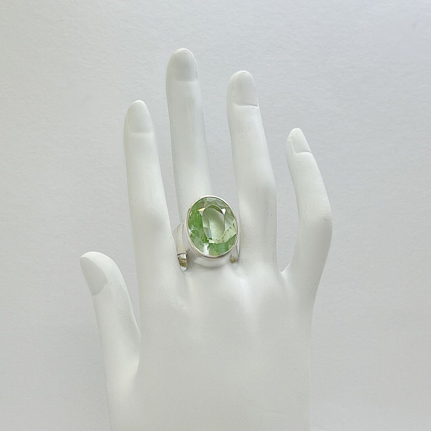 Ring Obsidian oval lichtgrün – 1,5 x 2 cm, handgefertigt, Fassung aus massivem Silber