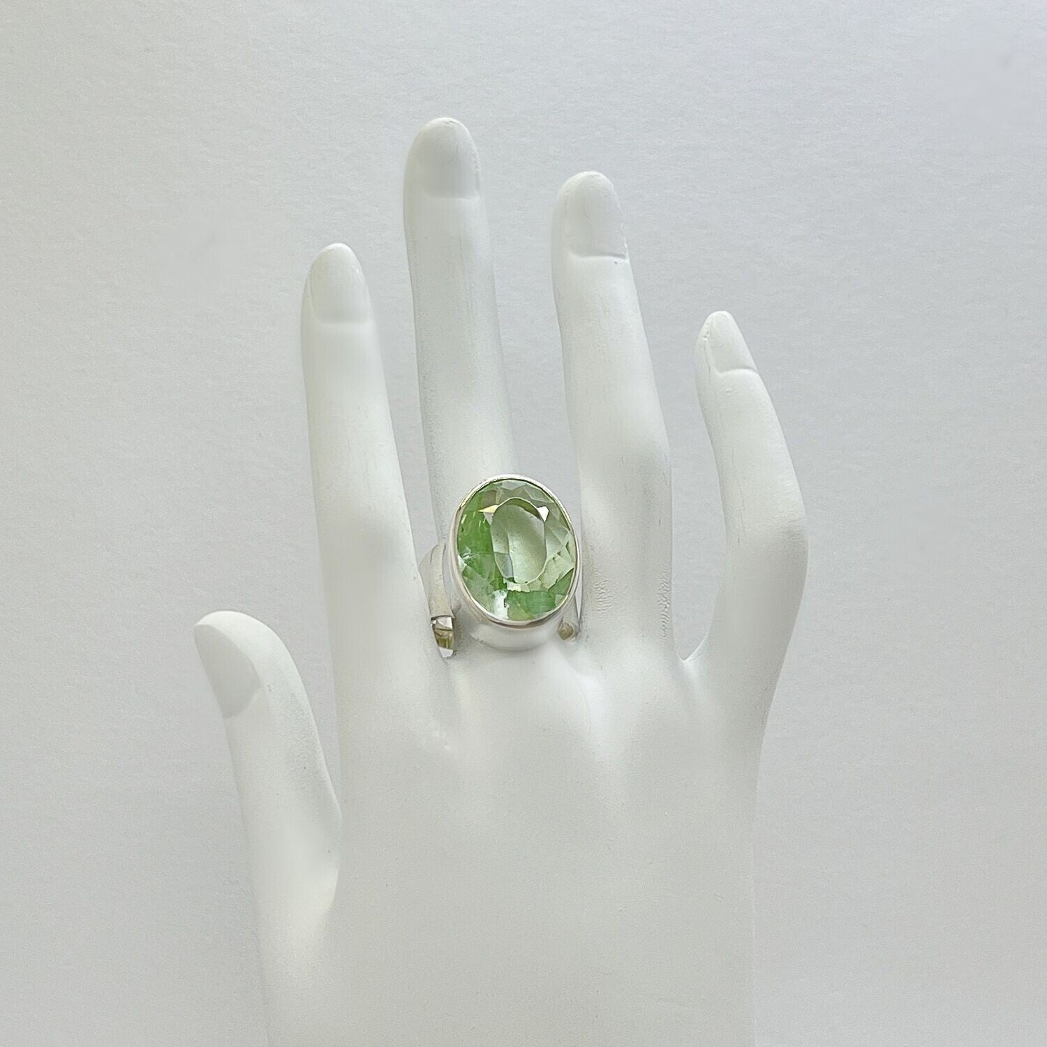 Ring Obsidian oval lichtgrün – 1,5 x 2 cm, handgefertigt, Fassung aus massivem Silber