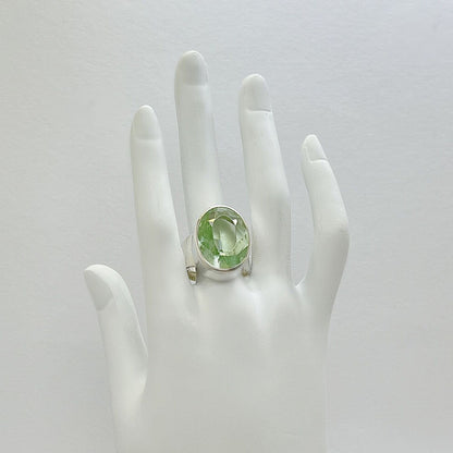 Ring Obsidian oval lichtgrün – 1,5 x 2 cm, handgefertigt, Fassung aus massivem Silber