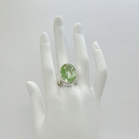 Ring Obsidian oval lichtgrün – 1,5 x 2 cm, handgefertigt, Fassung aus massivem Silber